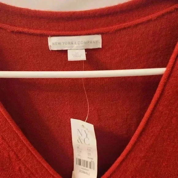 NWT New York & Company Red Sweater Slim Fit Size XS V Neck #S471 - Picture 2 of 5